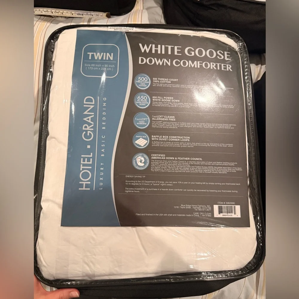 NWT Goose Down Comforter - Twin - Hotel Grand - White